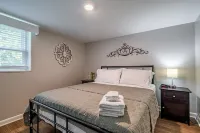 Marietta! Near the Square, Pets & Long stays ok. Entire home