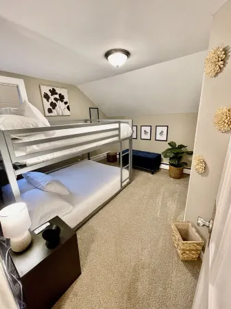 Newly Renovated Saratoga Home - Walkable to town!