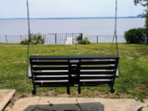 Lakefront Cottage: Amazing Mountain Views Directly on Lake Champlain Hotels in Alburgh