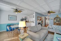 Tybee Lighthouse Cottage (A): Walk to the Beach!