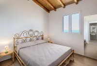 Villa Nettuno, enchanting contemporary villa, seafront , with pool
