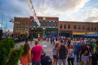 Red Fern Hotel - Eclectic Getaway 2 bedroom Hotels in Ottumwa