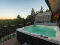 Secluded 5-acre getaway with Private Pool and Hottub - great views!