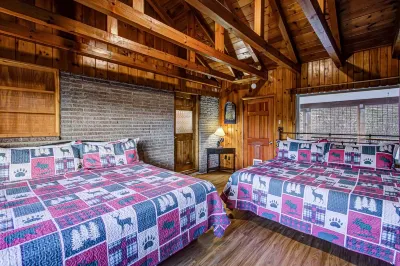 Kenny's Mountain Hideaway w/ Hot Tub, Arcade, Fireplace, Views, & 11 King Beds 와일더네스 앳 더 스모키스 주변 호텔