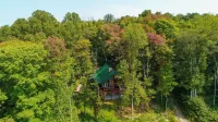 Beautiful ,spacious log cabin. Close to all the attractions in the Hocking Hills