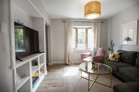 Stylish Highland Park Home Near Popular Hotspots