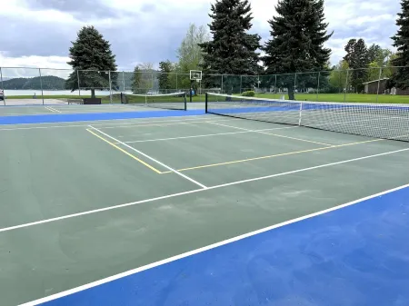 Clean Sandpoint condo in quiet lakefront community w/ pool, tennis courts Отели рядом с достопримечательностью «Вар Мемориал Филд»