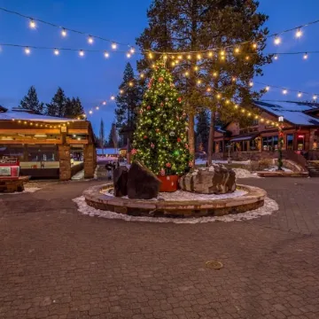 Fremont Crossing home steps to Village and SHARC.  Sharc Passes, New Hot Tub