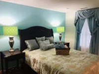 Cameron Charmer pristine downtown apt with double master suites