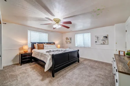 Orem Lower Level Apartment w/ Hot Tub access! 6 minutes to Provo Canyon Отели в г. Орем