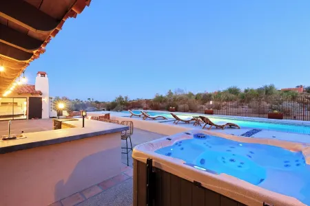 Luxury Exclusive Golf Community Hot Tub & Desert Views Pet-Friendly