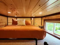 Near Pictured Rocks and trails, access to AuTrain River, has private hot tub