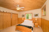 Glacier Hideaway - Mt. Baker Cabin - AC, Hot Tub, BBQ, WiFi, EV