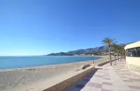 Villa in an  excl. location, elevated on the 1st sealine, 300m from beach, 170m²