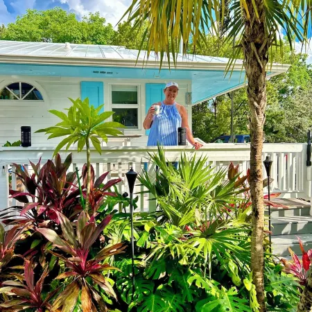 TikiBar with TV &Stereo, PrivateSpa, Heated Pool, Hammock,SUP’s, Kayaks,Bikes,FP