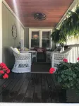 Cozy Cottage 5 minutes to downtown and beach
