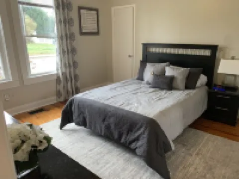 15 Min from CLT Airport! Spacious & Renovated! 貝爾蒙特酒店