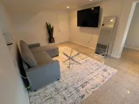 Comfy 2-bedroom apartment with AC, WiFi in Oak Park 奧克帕克酒店