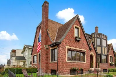Upper suite in a classic Fremont home (Read Description before proceeding Hotels in Fremont