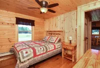 Stay on Kingdom Trails in a four bedroom cabin! Hotels in Burke