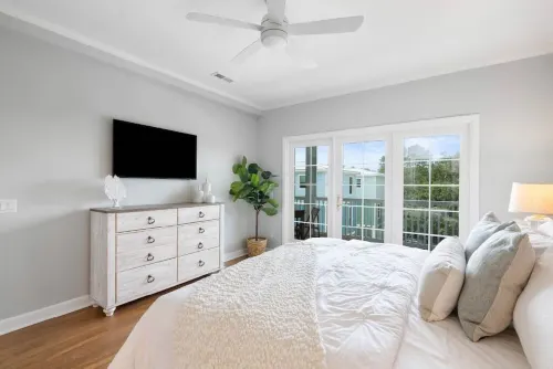Charleston’s Folly! - King Suite, Pool, Balcony, Walk to Center St!
