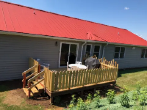 Adjacent to South Holston River. Pet/smoke free!  Great fishing! Close to BMS!