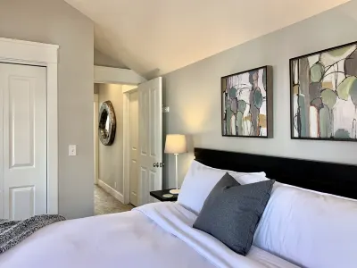 Mountain Retreat EVSE, Fireplace, Hot Tub, Sonos Theater, 75 55" TV, Free Bus