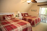 SPECTACULAR MOUNTAIN BLUFF CABIN WITH LAKE VIEWS-FENCED