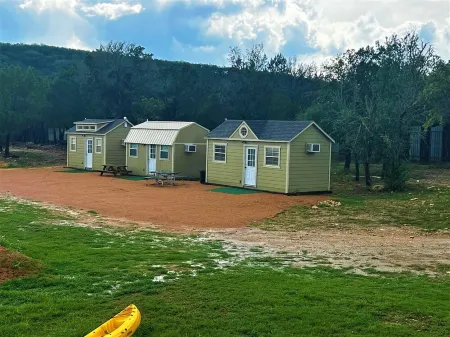 Sleeps 25, 5 Homes, Fire pit, Spring Fed Waterfront