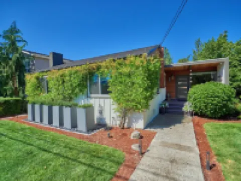 Downtown Kirkland Lakeview House and Guest Cottage Hotels in Kirkland