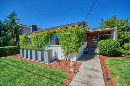 Downtown Kirkland Lakeview House and Guest Cottage Отели рядом с достопримечательностью «Южный Киркленд Парк энд Райд»