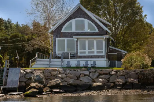 Wake up to a stunning year-round Narragansett Bay, bridge, & lighthouse view Hotels in Portsmouth