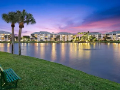 POSHPADZ-Bella Lago-Ground Floor, Walk to Jupiter Beach, Patio with Lake Views Hotels in Jupiter