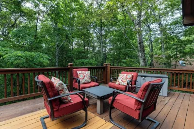 Wintergreen Retreat - bespoke luxury post & beam home on Devils Knob loop Hotels near Greenstone Overlook