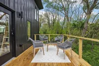 Treehouse on a large lavender farm + all amenities!