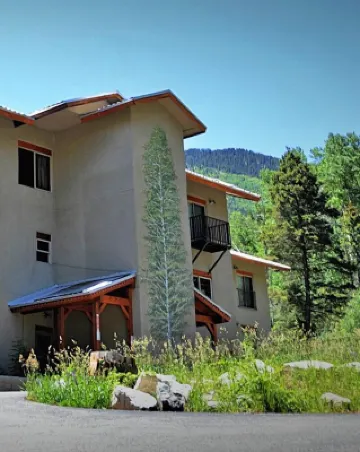Spacious 800 sqf 2-bedroom condo 1.5 miles away from lift 1 at Taos Ski Valley!