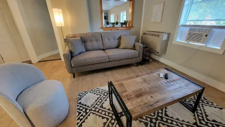 Comfy, sunny, Wi-fi + coffee Walk to Downtown Winooski