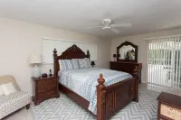 Cozy Beach House on Yacht Club- Pool Heated w/fee, walkable to the beach