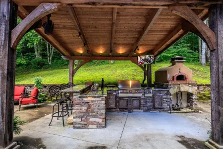 Private Mountain Getaway with Amazing Views, Location, & Space