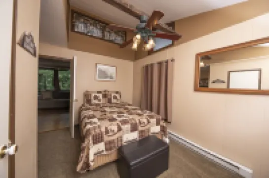 Discover serenity in our 3-bedroom cabin, 20 minutes from stunning Luray Caverns