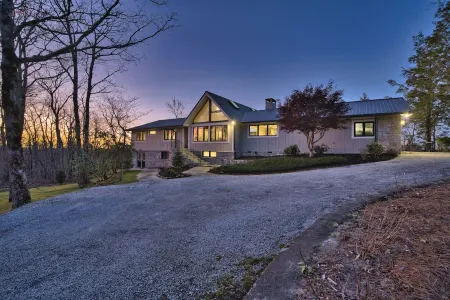 5 STAR, newly renovated, long range mountain view, central to Highlands/Cashiers