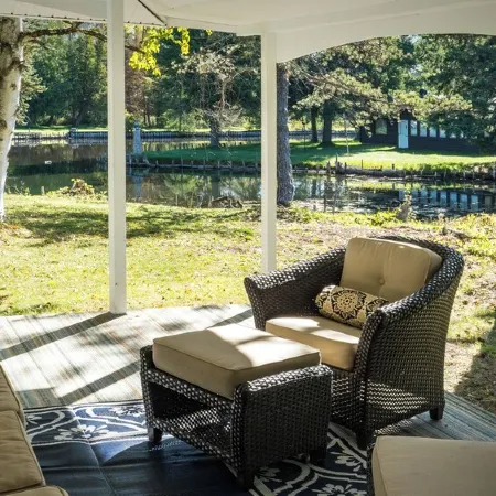 River Pines~Downtown Waterfront Wildlife Watching!Firepit,Snowmobile,2 King Bds