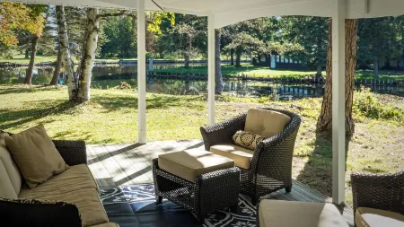 River Pines~Downtown Waterfront w/ Wildlife Watching!Firepit,Snowmobile,Biking Отели рядом с достопримечательностью «Заказник Хилднер-Бирс»