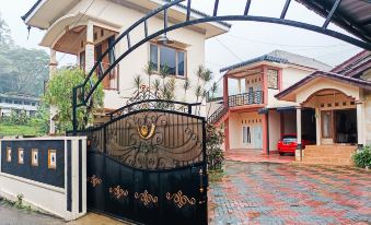 RedDoorz @ Dewa Breeze Inn Near Paralayang