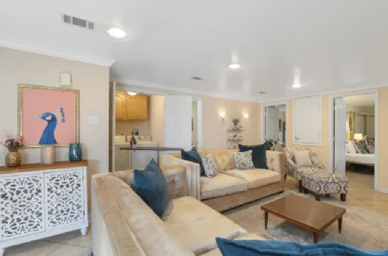 Walk to Jazz Fest- 5 beds, Private Patio, Parking, Grill, King Suite w/TV Hotels near National Square