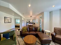 Modern Mountain Retreat - Ski-in-Out - Heated Pool and Hot Tub