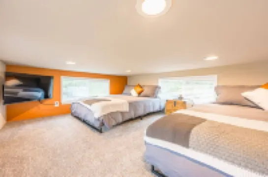 Rainforest Tiny Home Retreat Industrial #26