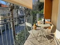 Large and bright, a stone's throw from the castle, balcony, FREE WIFI, A / C, parking space