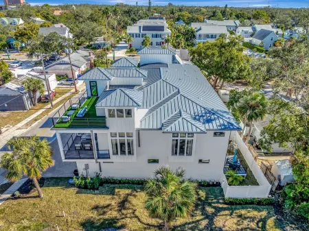 Rooftop+Balcony/Elevator/Fenced Yard! Downtown Lux Townhome Отели рядом с достопримечательностью «Seeds»