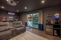 Reel House - Pool, Hot Tub, A/C, BBQ, 100in projector Movie Room, Pet Friendly!